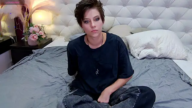 Snapshot of via_mayer_ chatting on 09/30/25, 01:00 via mayer online show from 09/30/25, 01:00