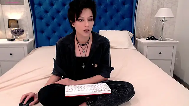 Snapshot of via_mayer_ chatting on 10/18/25, 01:07 via mayer online show from 10/18/25, 01:07