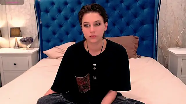 Snapshot of via_mayer_ chatting on 11/18/25, 03:10 via mayer online show from 11/18/25, 03:10