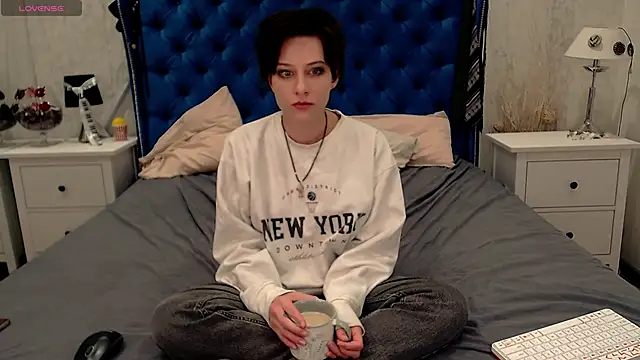 Snapshot of via_mayer_ chatting on 12/17/25, 07:52 via mayer online show from 12/17/25, 07:52