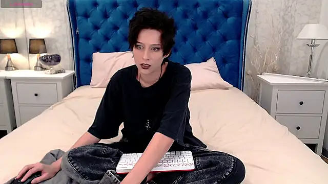 Snapshot of via_mayer_ chatting on 10/26/25, 02:50 via mayer online show from 10/26/25, 02:50