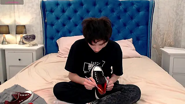 Snapshot of via_mayer_ chatting on 10/25/25, 08:46 via mayer online show from 10/25/25, 08:46