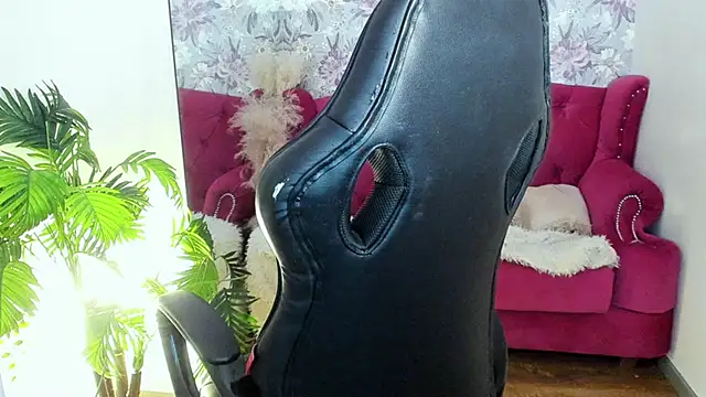 Snapshot of via_mayer_ chatting on 03/19/25, 06:01 via mayer online show from 03/19/25, 06:01