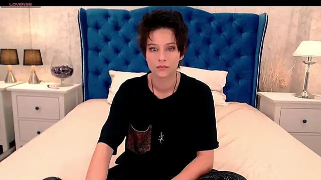 Snapshot of via_mayer_ chatting on 10/04/25, 01:45 via mayer online show from 10/04/25, 01:45