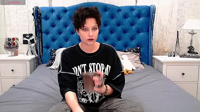 Snapshot of via_mayer_ chatting on 06/12/26, 10:07 via mayer online show from 06/12/26, 10:07