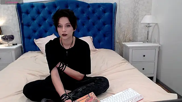 Snapshot of via_mayer_ chatting on 10/23/25, 10:58 via mayer online show from 10/23/25, 10:58