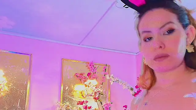 Snapshot of scarlette69 chatting on 02/20/26, 08:00 scarlette69 online show from 02/20/26, 08:00