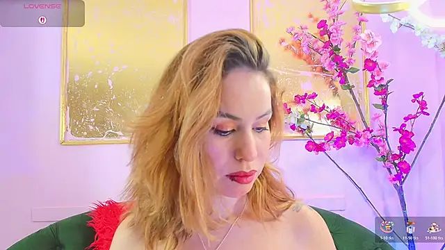 Snapshot of scarlette69 chatting on 12/15/25, 08:14 scarlette69 online show from 12/15/25, 08:14