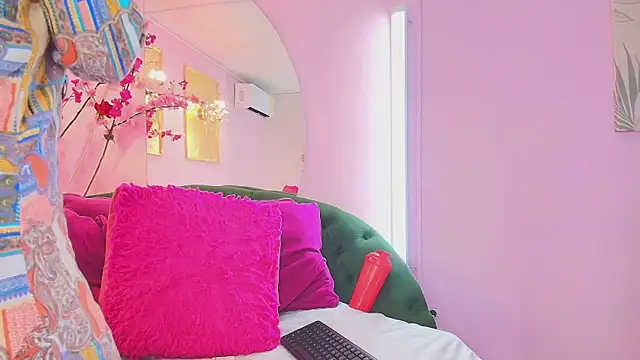 Snapshot of scarlette69 chatting on 02/18/26, 07:43 scarlette69 online show from 02/18/26, 07:43