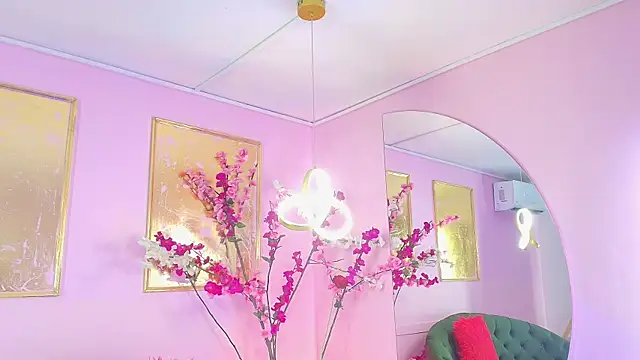 Snapshot of scarlette69 chatting on 12/16/25, 07:40 scarlette69 online show from 12/16/25, 07:40