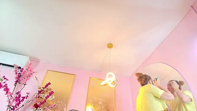 Snapshot of scarlette69 chatting on 10/08/25, 07:36 scarlette69 online show from 10/08/25, 07:36