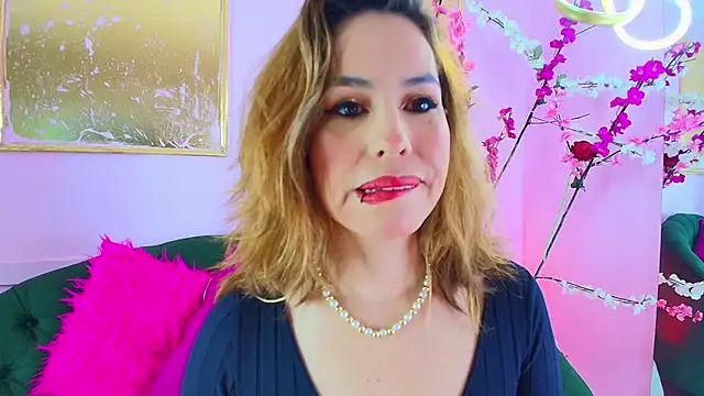 Snapshot of scarlette69 chatting on 12/21/25, 07:59 scarlette69 online show from 12/21/25, 07:59