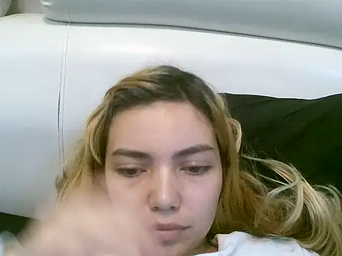 Snapshot of VittoriaTaylor chatting on 10/17/25, 07:04 VittoriaTaylor online show from 10/17/25, 07:04