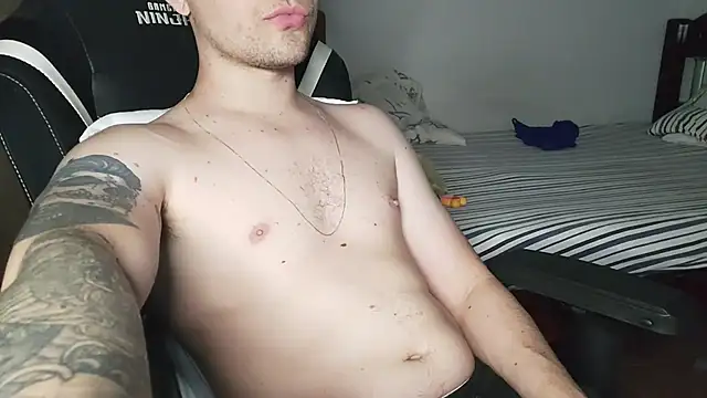 Snapshot of Dyllan__ chatting on 10/16/25, 10:07 Dyllan online show from 10/16/25, 10:07