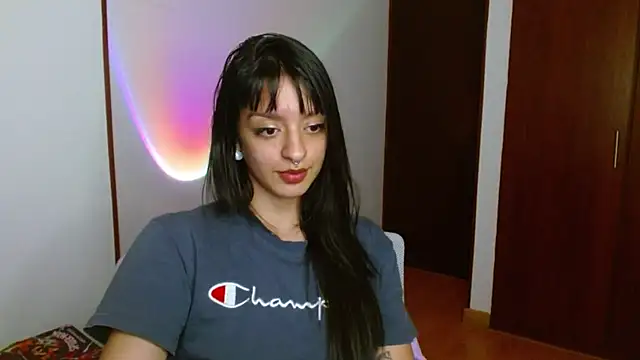 Snapshot of ravenvancleef chatting on 02/06/25, 01:49 ravenvancleef online show from 02/06/25, 01:49