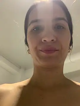 Snapshot of Bella_still chatting on 12/01/25, 01:23 Bella still online show from 12/01/25, 01:23