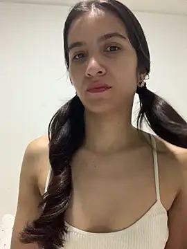 Snapshot of Bella_still chatting on 11/26/25, 01:44 Bella still online show from 11/26/25, 01:44