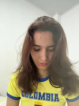 Snapshot of Bella_still chatting on 06/17/26, 12:59 Bella still online show from 06/17/26, 12:59