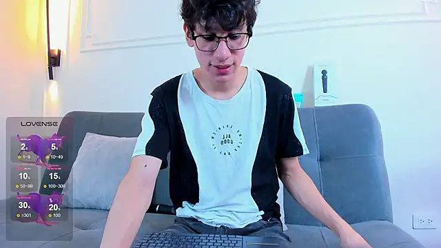 Snapshot of Cum_hunters chatting on 01/18/26, 03:32 Cum hunters online show from 01/18/26, 03:32