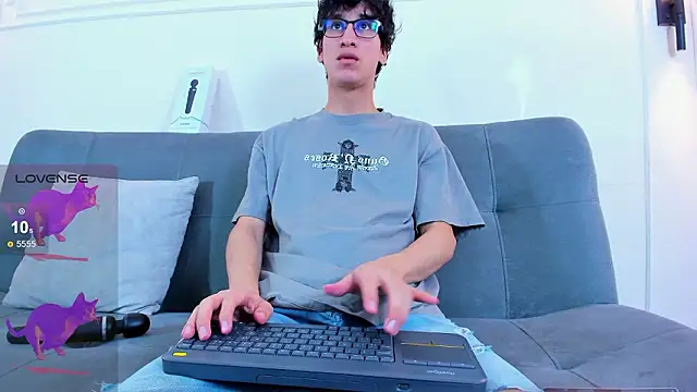 Snapshot of Cum_hunters chatting on 02/13/26, 03:17 Cum hunters online show from 02/13/26, 03:17