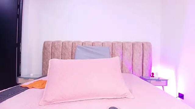 Snapshot of Auroraa_miller chatting on 11/19/25, 11:54 Auroraa miller online show from 11/19/25, 11:54