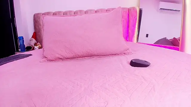 Snapshot of Auroraa_miller chatting on 12/18/25, 11:58 Auroraa miller online show from 12/18/25, 11:58