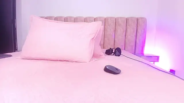 Snapshot of Auroraa_miller chatting on 11/14/25, 11:58 Auroraa miller online show from 11/14/25, 11:58