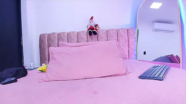 Auroraa miller online show from 12/21/25, 12:29