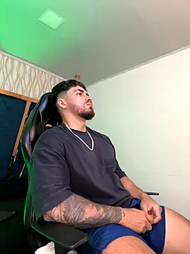 Snapshot of Brad_Summer chatting on 10/28/25, 05:45 Brad Summer online show from 10/28/25, 05:45