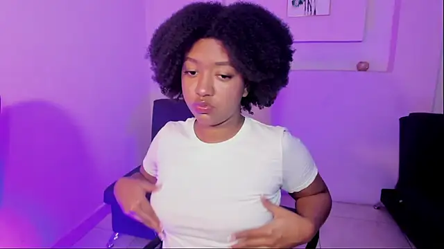 AishaHil online show from 02/08/25, 12:06