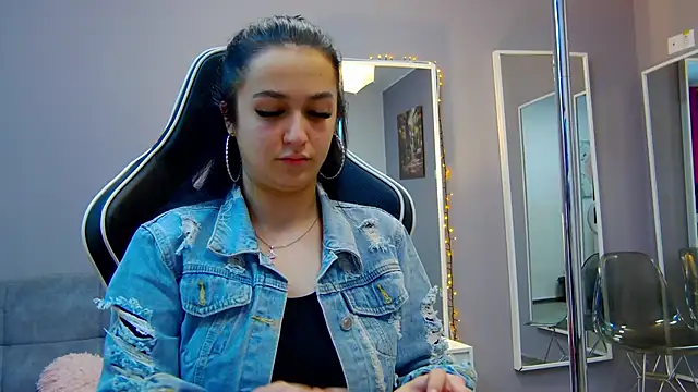 Eva Lovvia  online show from 03/04/25, 07:01