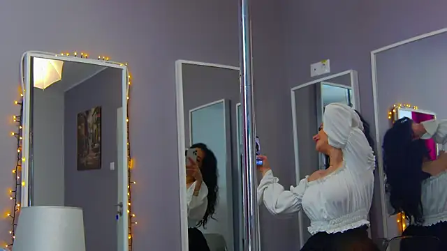 Eva Lovvia  online show from 02/11/25, 07:38