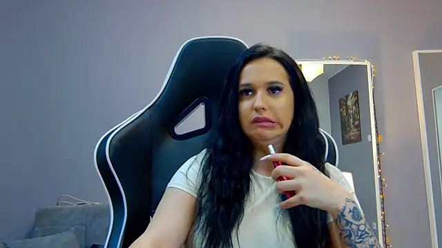 Eva Lovvia  online show from 03/11/25, 09:37