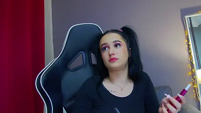 Eva Lovvia  online show from 02/19/25, 11:04