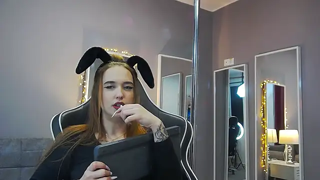 Eva Lovvia  online show from 01/24/25, 12:20