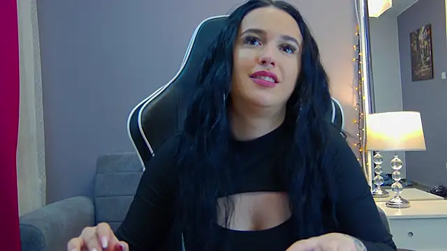 Eva Lovvia  online show from 02/25/25, 10:42