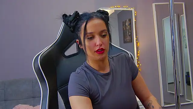 Eva Lovvia  online show from 02/03/25, 10:21