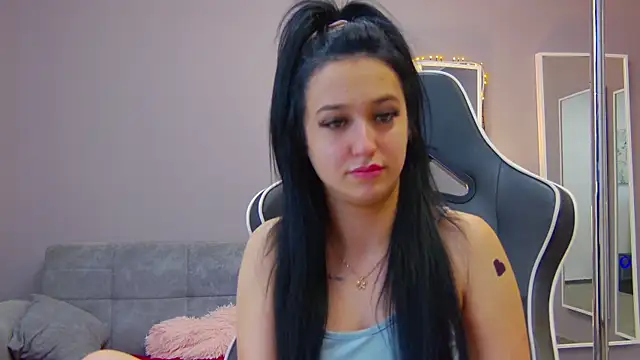 Eva Lovvia  online show from 02/05/25, 09:40