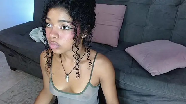 Snapshot of lucie_petite chatting on 03/22/25, 09:31 lucie petite online show from 03/22/25, 09:31