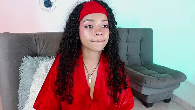 Snapshot of lucie_petite chatting on 03/21/25, 09:34 lucie petite online show from 03/21/25, 09:34