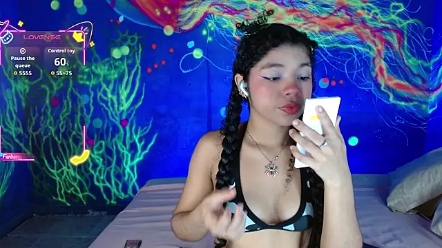 Snapshot of lucie_petite chatting on 10/13/25, 06:42 lucie petite online show from 10/13/25, 06:42