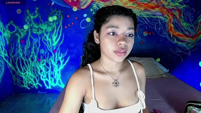 Snapshot of lucie_petite chatting on 10/03/25, 06:20 lucie petite online show from 10/03/25, 06:20