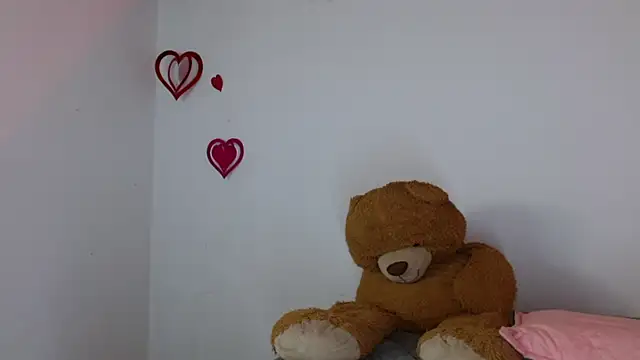 Snapshot of lucie_petite chatting on 03/16/25, 06:23 lucie petite online show from 03/16/25, 06:23