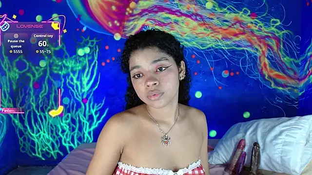 Snapshot of lucie_petite chatting on 10/10/25, 06:20 lucie petite online show from 10/10/25, 06:20