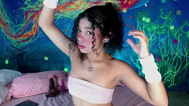 Snapshot of lucie_petite chatting on 10/29/25, 06:40 lucie petite online show from 10/29/25, 06:40