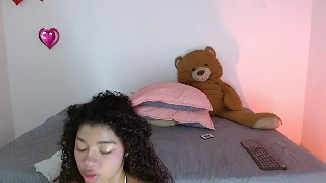 Snapshot of lucie_petite chatting on 03/14/25, 06:50 lucie petite online show from 03/14/25, 06:50