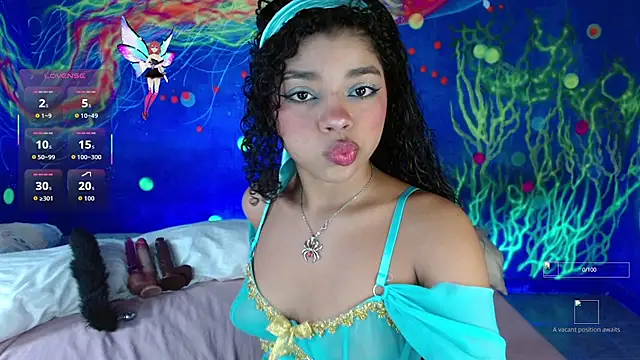 Snapshot of lucie_petite chatting on 11/29/25, 06:52 lucie petite online show from 11/29/25, 06:52