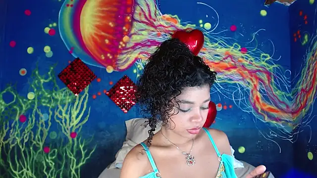 Snapshot of lucie_petite chatting on 09/25/25, 06:36 lucie petite online show from 09/25/25, 06:36