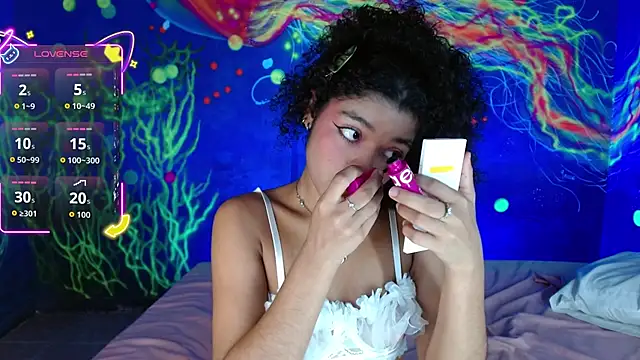 Snapshot of lucie_petite chatting on 10/11/25, 06:42 lucie petite online show from 10/11/25, 06:42