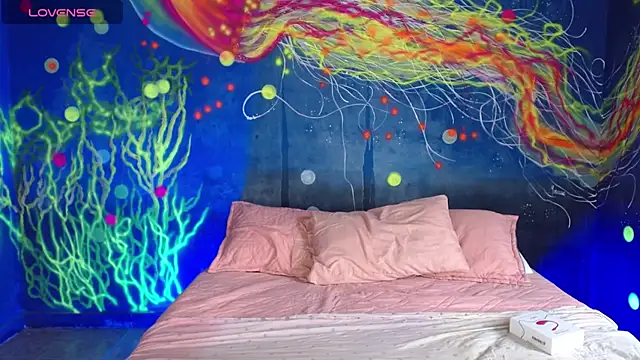 Snapshot of lucie_petite chatting on 09/18/25, 06:22 lucie petite online show from 09/18/25, 06:22